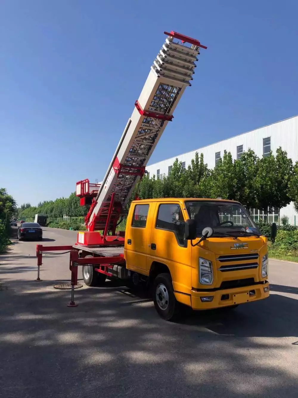 昌黎县附近的云梯车出租服务：轻松解决高空作业需求